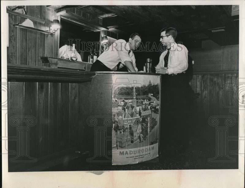 Load image into Gallery viewer, 1967 Press Photo of Tom Aylurad and Kieth Issitt
