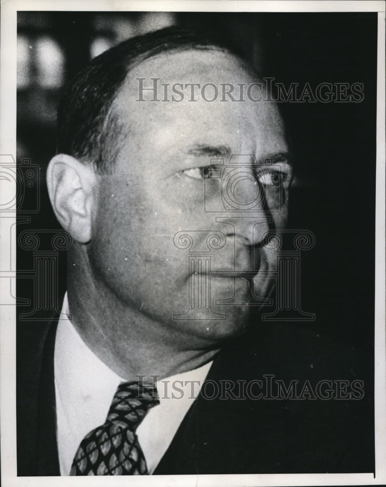 1944 Press Photo Dr. Chas H. Staub posed for a photo opportunity