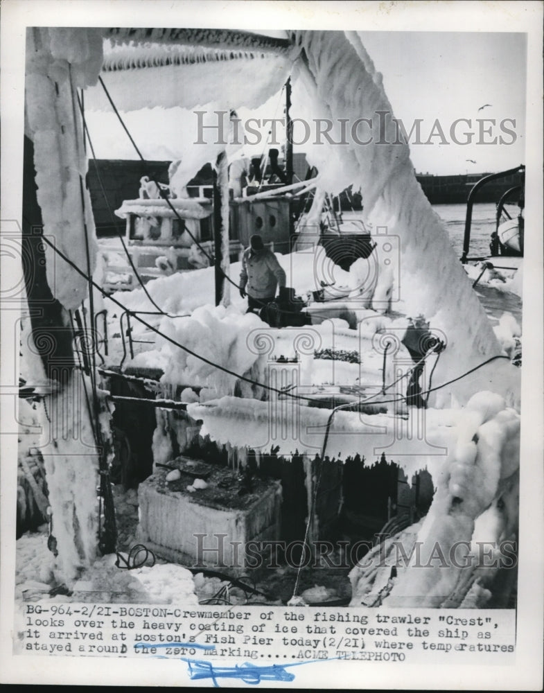 1950 Press Photo Crewmember examines fishing trawler covered in ice- Historic Images