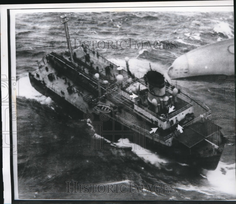 Load image into Gallery viewer, 1960 Press Photo Remaining Stern Section of American Tanker Pine Ridge
