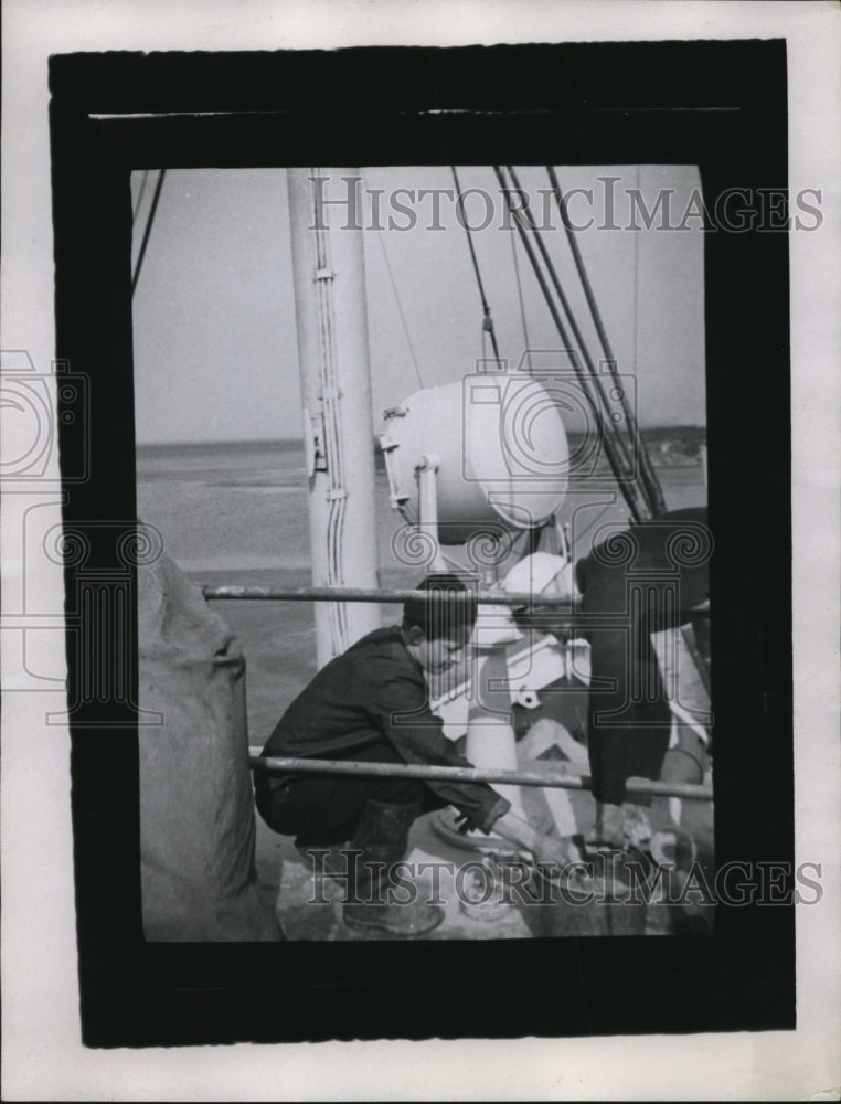 1935 Press Photo Harry Kosicky; Milton Levine cleaning Coast Guard Diligence