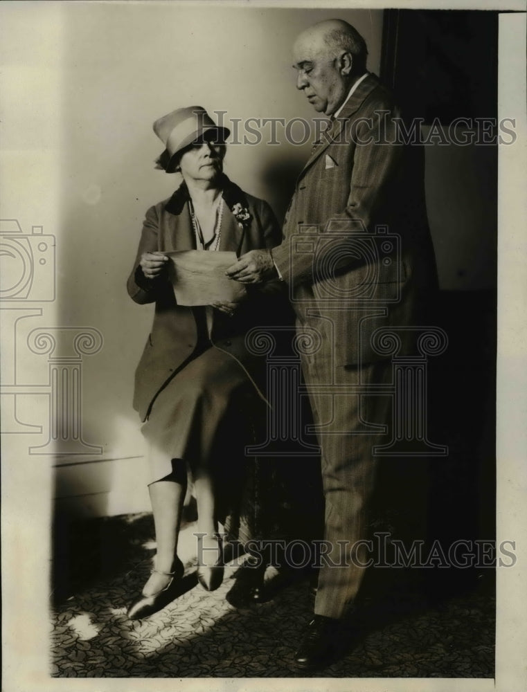 Load image into Gallery viewer, 1927 Press Photo of Mrs Florence Knapp and her attorney Alexander Otis.

