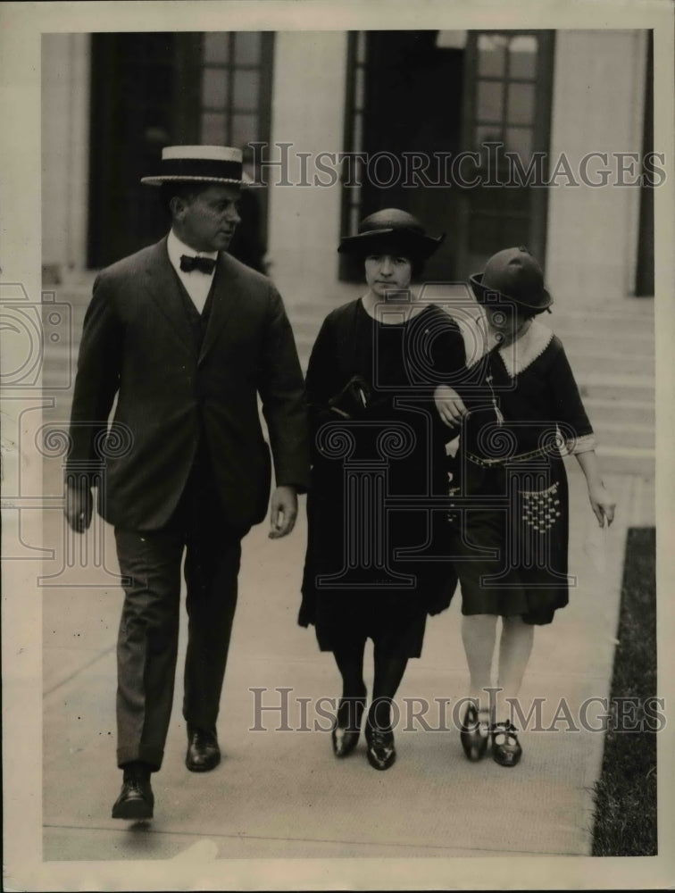 1922 Press Photo id Miss Eva Lavoy (C) testified in her trail.