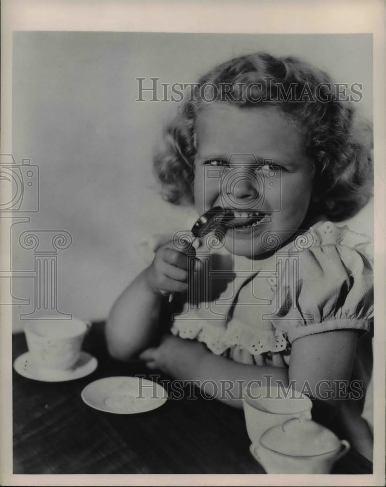 Load image into Gallery viewer, 1949 Press Photo Young Girl Eating Lollipop
