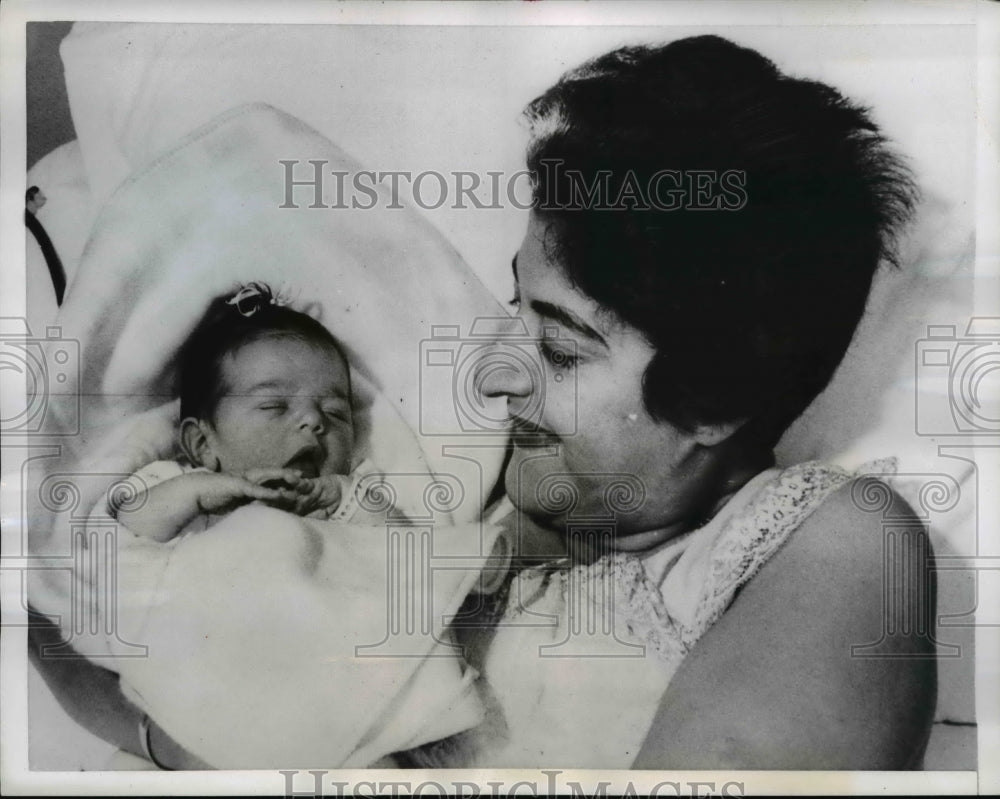1957 Press Photo of Mrs. William Wren and Robin Wren.