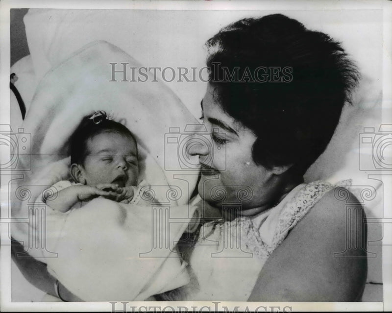 Load image into Gallery viewer, 1957 Press Photo of Mrs. William Wren and Robin Wren.
