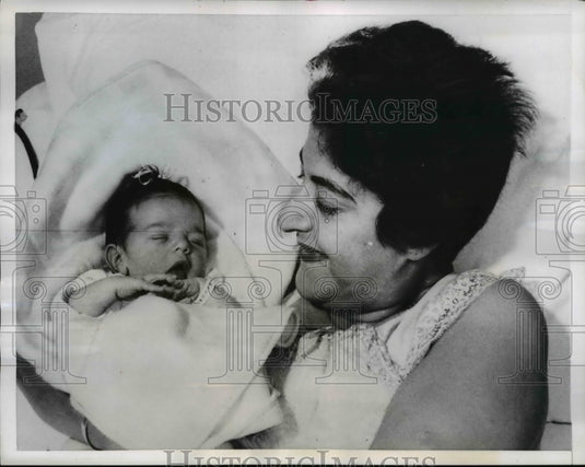 1957 Press Photo of Mrs. William Wren and Robin Wren.