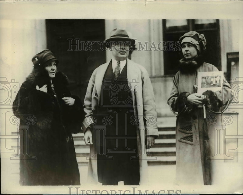 Load image into Gallery viewer, 1928 Press Photo of relatives of Florence E.S. Knapp L-R Miss Julia Smith,
