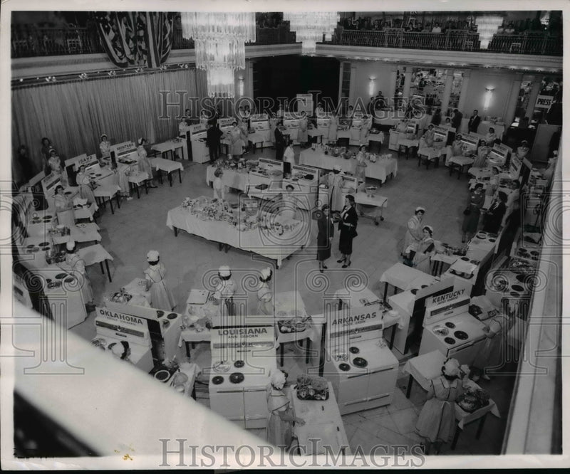 Load image into Gallery viewer, 1958 Press Photo of the National Bake Off held ion Chicago.
