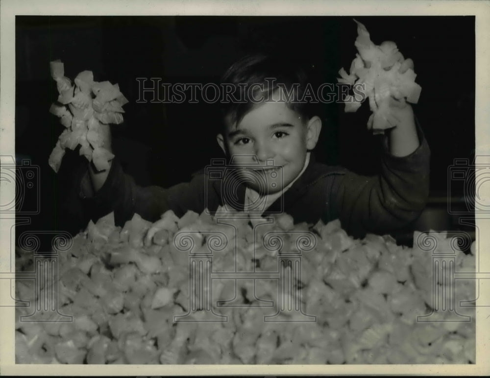 1943 Press Photo Samuel D. McKinstry III is buried in candy.