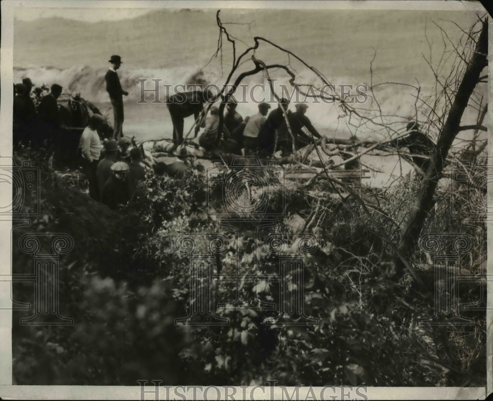 1930 Press Photo of the scene of the crash.