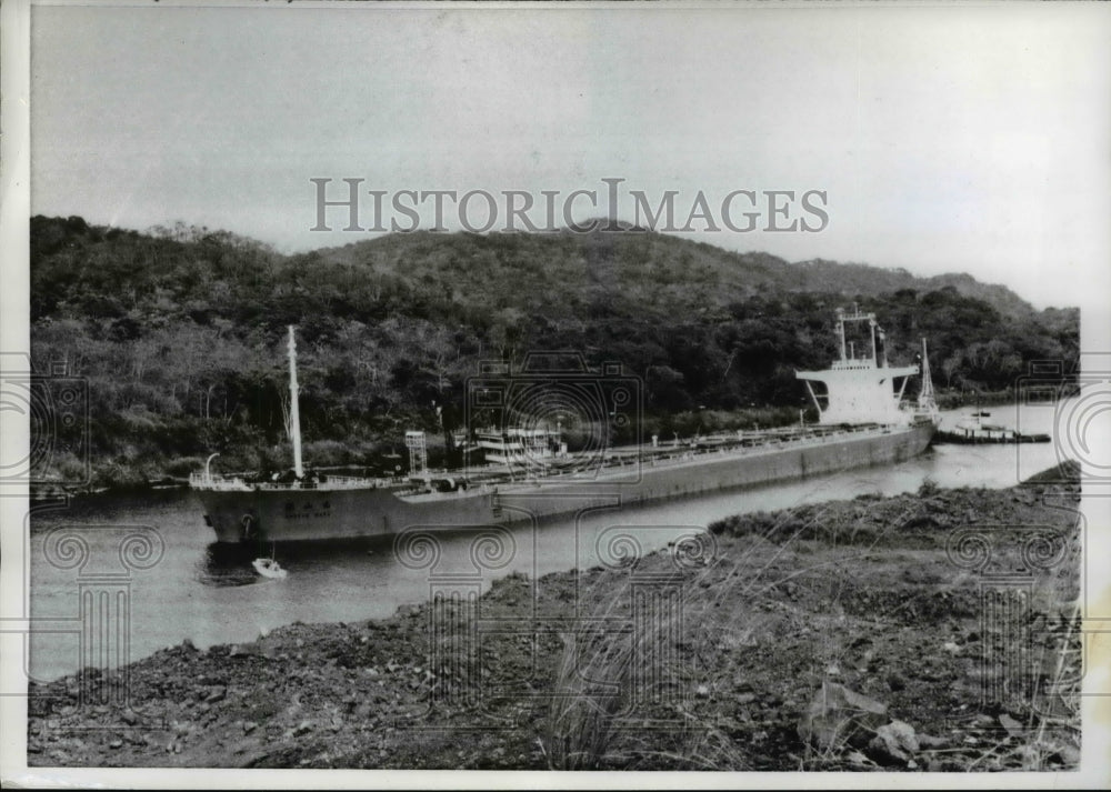 1968 Press Photo Japanese Ore Ship- Shozan Maru in Balboa Canal Zone- Historic Images