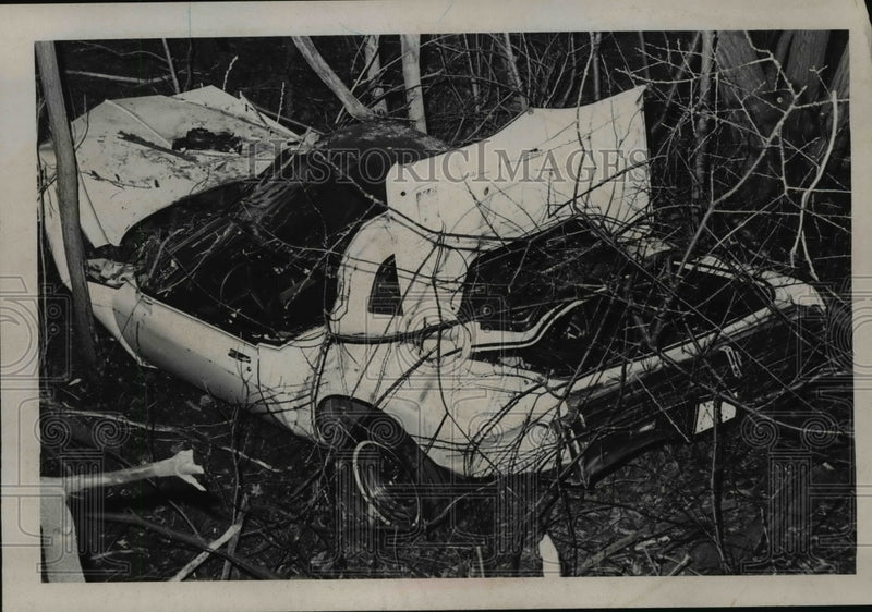 Load image into Gallery viewer, 1972 Press Photo of 1971 Buick that has been wrecked,owned by Robert Brunkala
