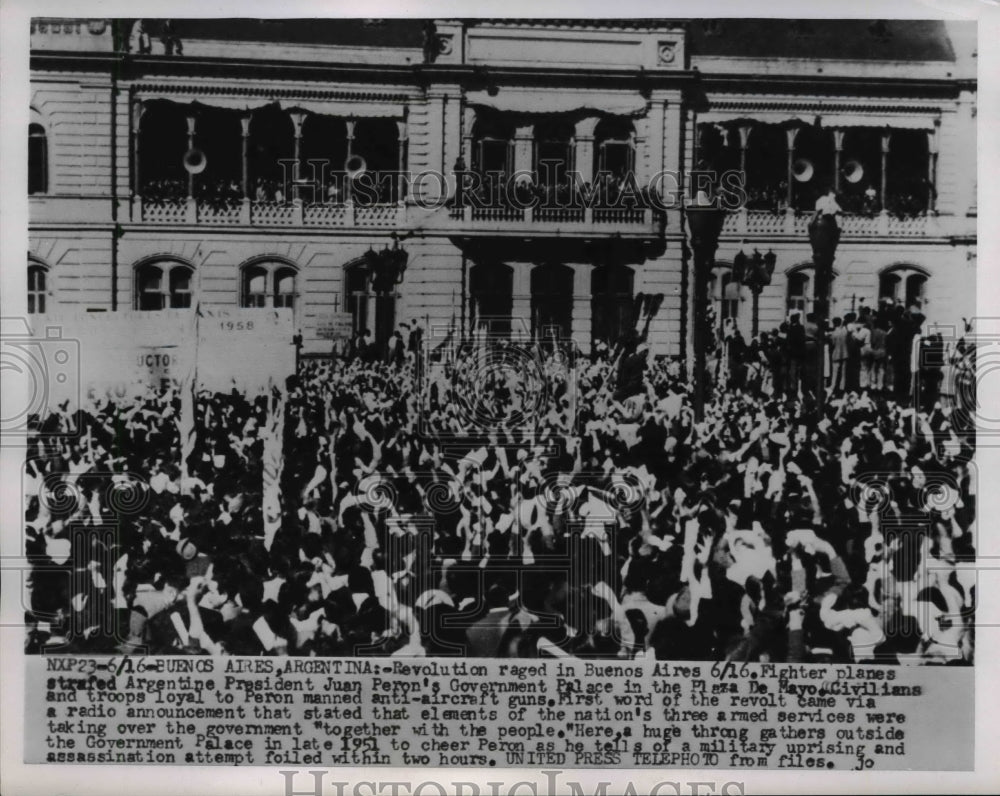 1955 Press Photo of large crowd outside the Plaza De Mayo in full revolt.
