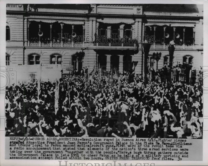 Load image into Gallery viewer, 1955 Press Photo of large crowd outside the Plaza De Mayo in full revolt.
