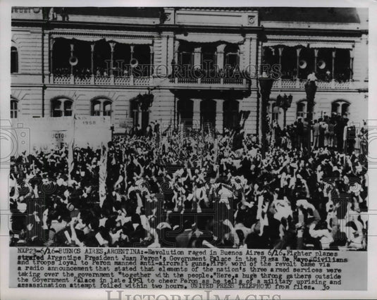 1955 Press Photo of large crowd outside the Plaza De Mayo in full revolt.