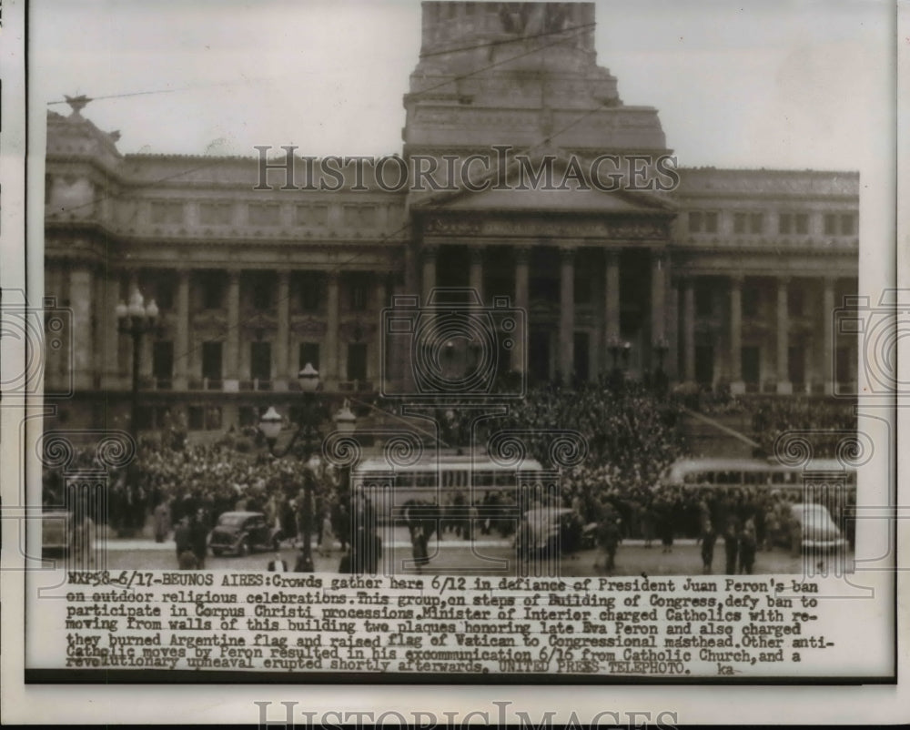 1955 Press Photo of crowds gathered in defiance of President Juan Peron ban