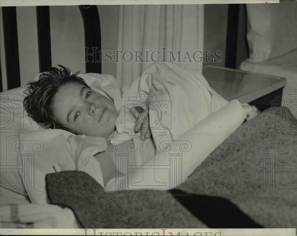1938 Press Photo Billy Watson on a cot in the receiving hospital with a doctor