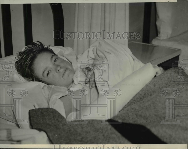 Load image into Gallery viewer, 1938 Press Photo Billy Watson on a cot in the receiving hospital with a doctor
