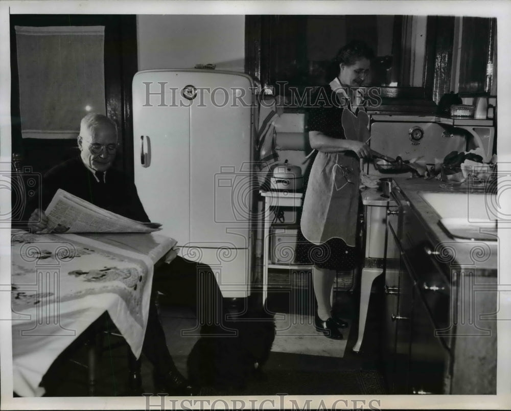 1946 Press Photo Mr. and Mrs. Wilkinsons at the kitchen of Light Station- Historic Images