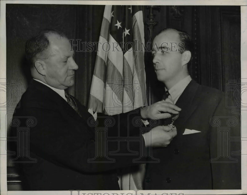 Load image into Gallery viewer, 1938 Press Photo John Murray Begg at the Police Headquarters
