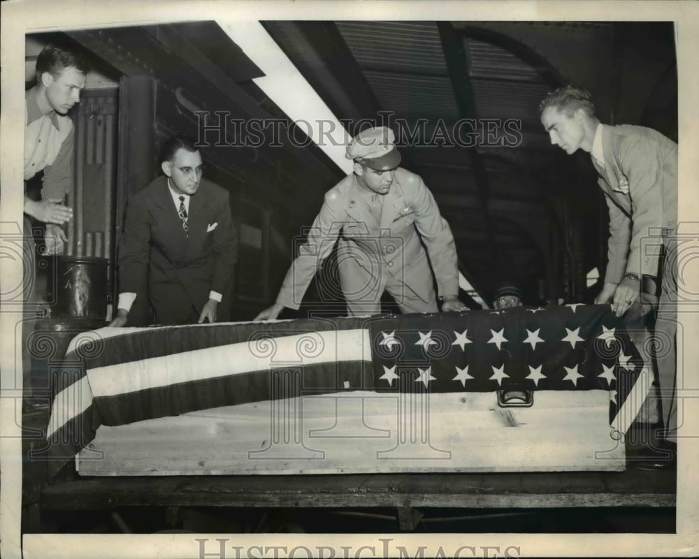 1945 Press Photo The casket of William Smith pilot that crashed.