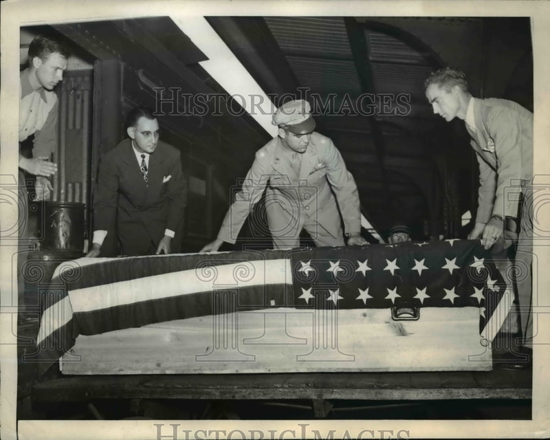 Load image into Gallery viewer, 1945 Press Photo The casket of William Smith pilot that crashed.

