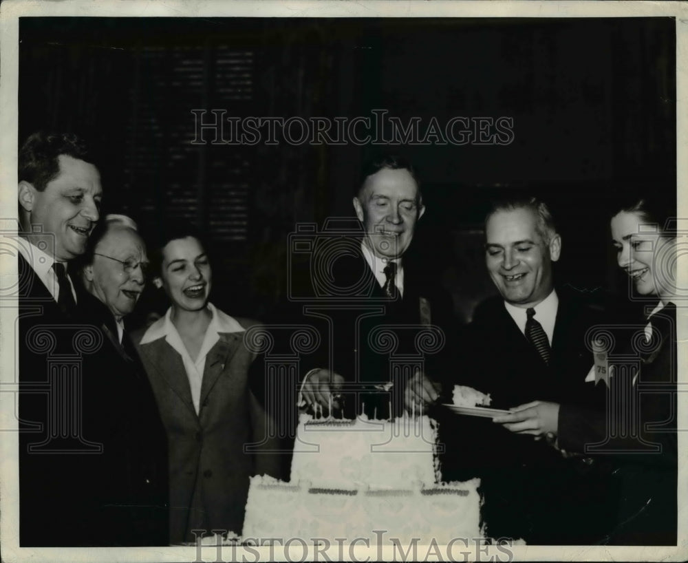 1943 Press Photo Doctors during the University of Illinois 75th birthday.