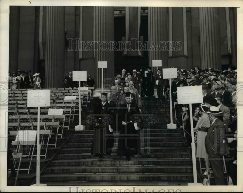 Load image into Gallery viewer, 1941 Press Photo Old Grads marching down the library steps - ned92768
