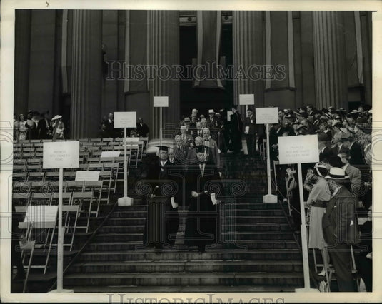 1941 Press Photo Old Grads marching down the library steps - ned92768
