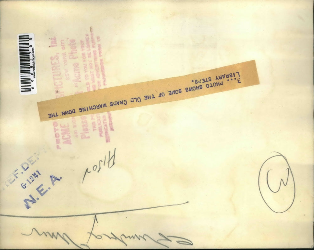 1941 Press Photo Old Grads marching down the library steps - ned92768