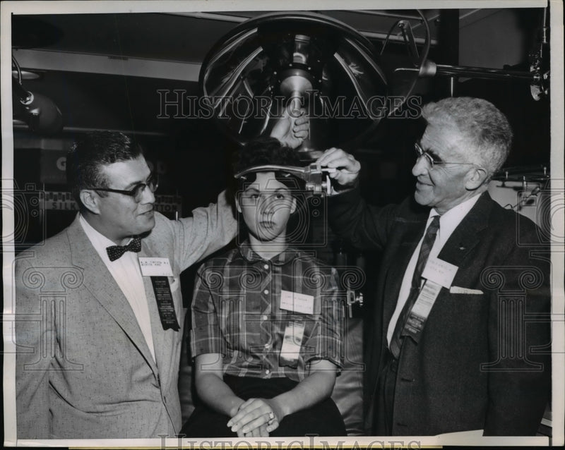 Load image into Gallery viewer, 1957 Press Photo Dr.M.M.Tenterow,Miss Hansen and Dr.Charles H. Arnold
