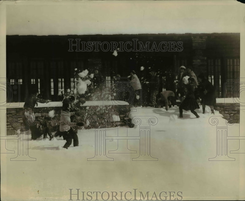 Load image into Gallery viewer, 1928 Press Photo Westchester County Girls on their winter sport - ned92800

