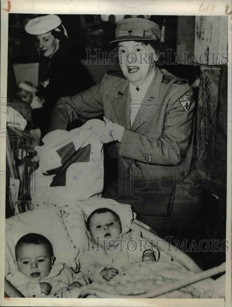 1945 Press Photo Seymore Twins, Sharon & Sylvia arrived from Australia