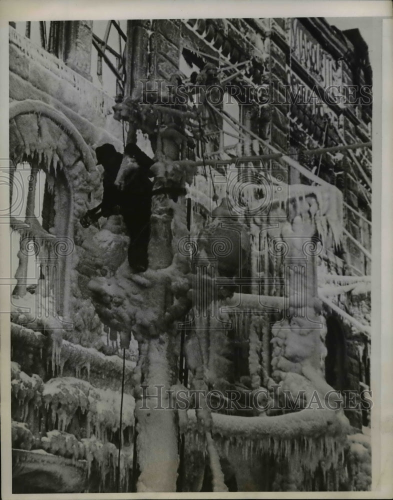 1938 Press Photo Michigan building that was on fire but now is an ice Castle.