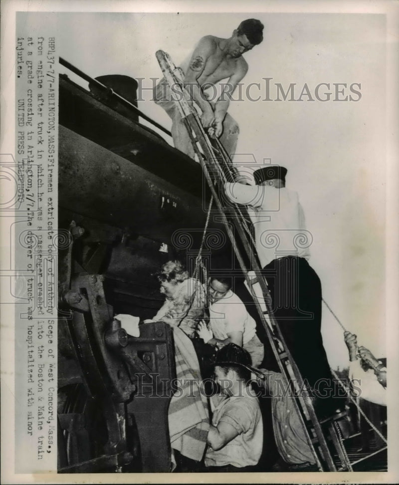 Load image into Gallery viewer, 1962 Press Photo Firemen retrieving the body of Anthony Scepe after a trainwreck
