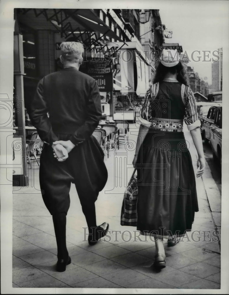1961 Press Photo of two Norwegian tourists in Brussels, Belgium.