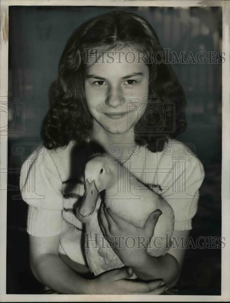 Load image into Gallery viewer, 1952 Press Photo Kathryn Bollow, 10, of 5112 Hector Ave. with Louie the duck

