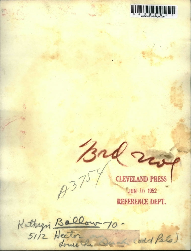 1952 Press Photo Kathryn Bollow, 10, of 5112 Hector Ave. with Louie the duck