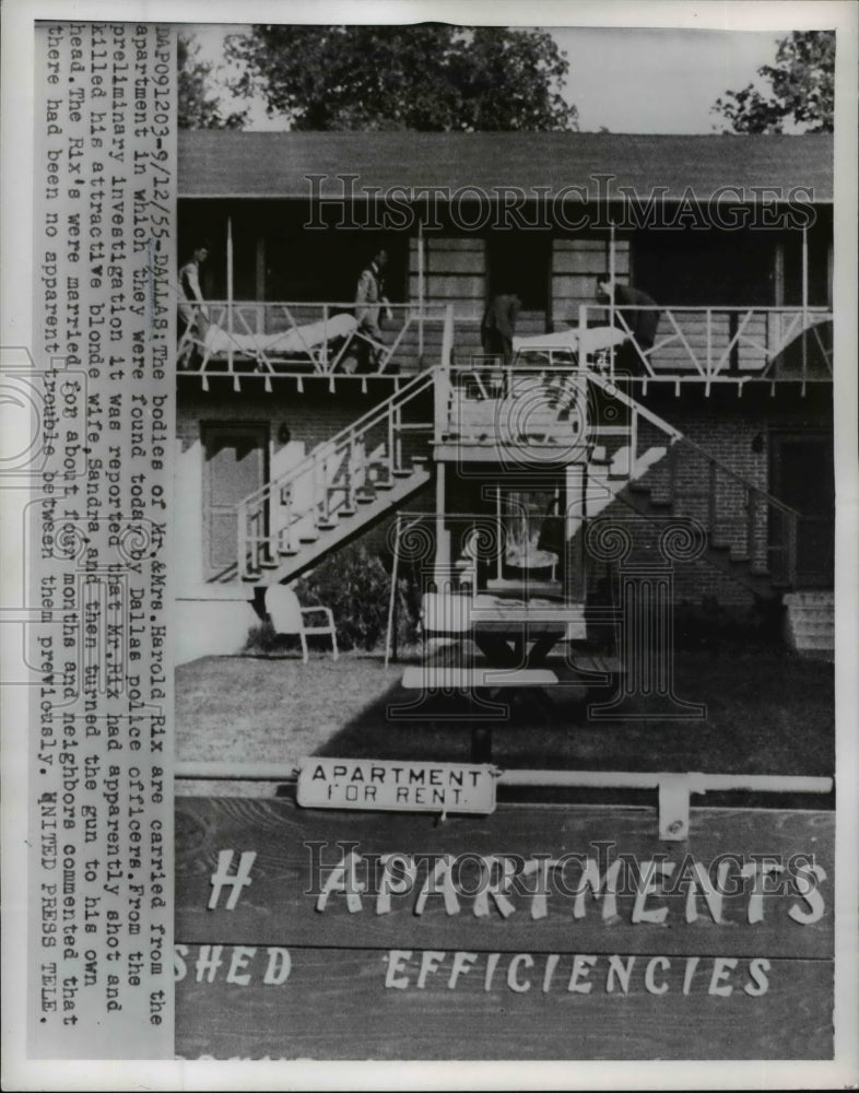 1955 Press Photo of the bodies of Mr. and Mrs. Harold Rix being carried out