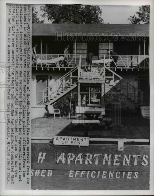 1955 Press Photo of the bodies of Mr. and Mrs. Harold Rix being carried out