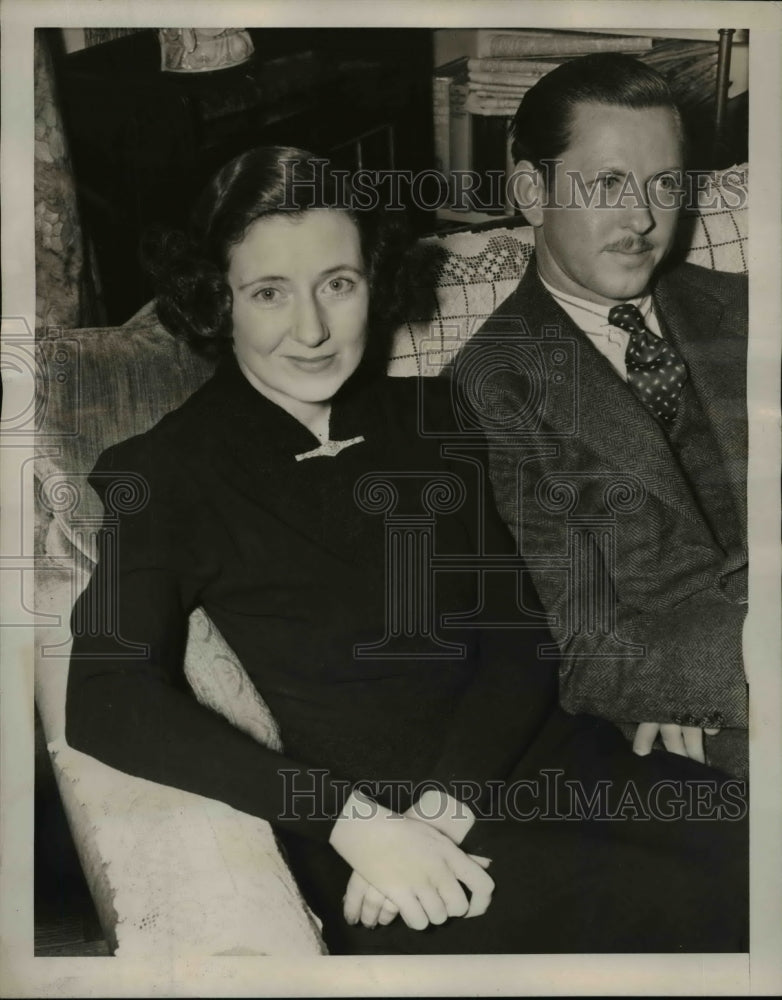 1939 Press Photo of Winthrope Wayne in her home.