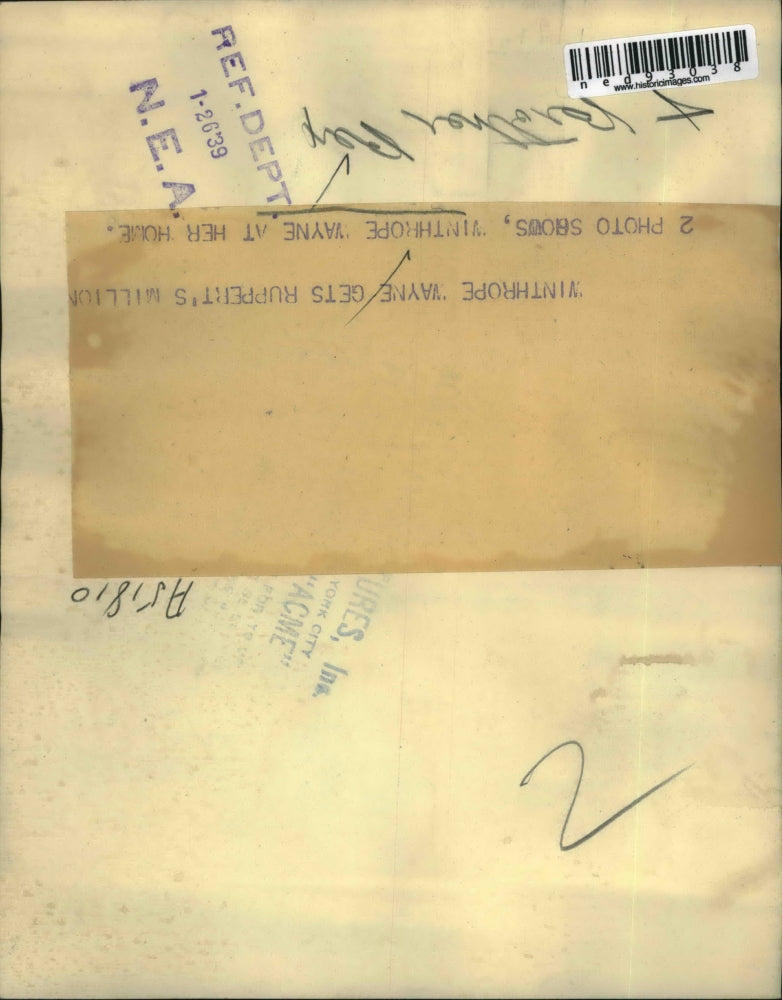 1939 Press Photo of Winthrope Wayne in her home.