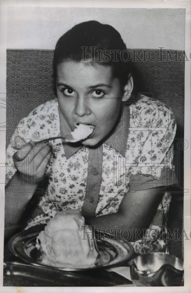 1955 Press Photo Emma Angelina Barry Eating Ice Cream After Release from Red Chi- Historic Images