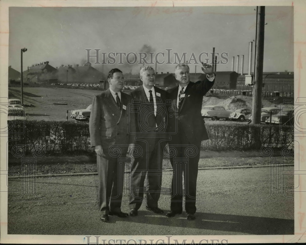 1953 Press Photo Fairless, McDonaldm Mubford of Cuyahoga Ohio - ned93140
