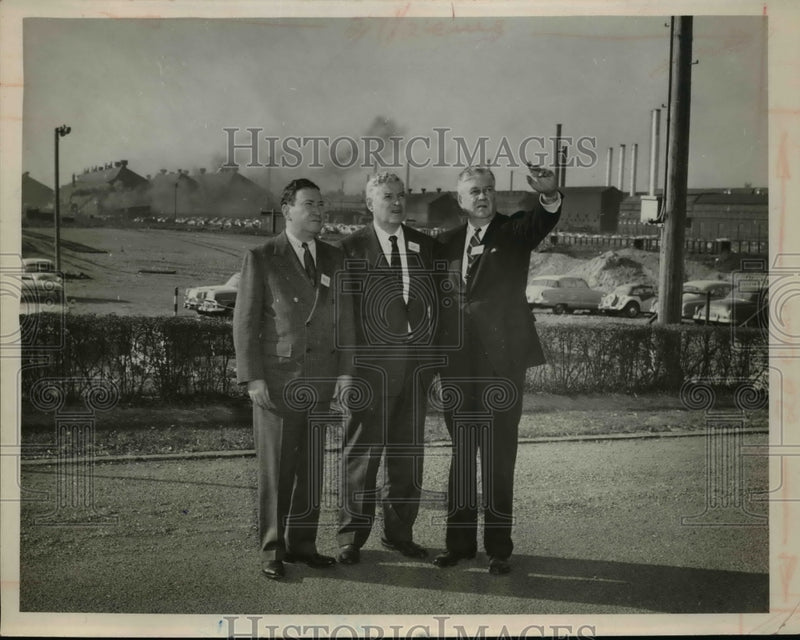 Load image into Gallery viewer, 1953 Press Photo Fairless, McDonaldm Mubford of Cuyahoga Ohio - ned93140
