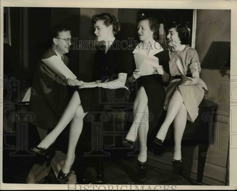 Load image into Gallery viewer, 1953 Press Photo L-R Jake Hines, Ruth Hosek, Julie Mckenna, and Terry Trivison.
