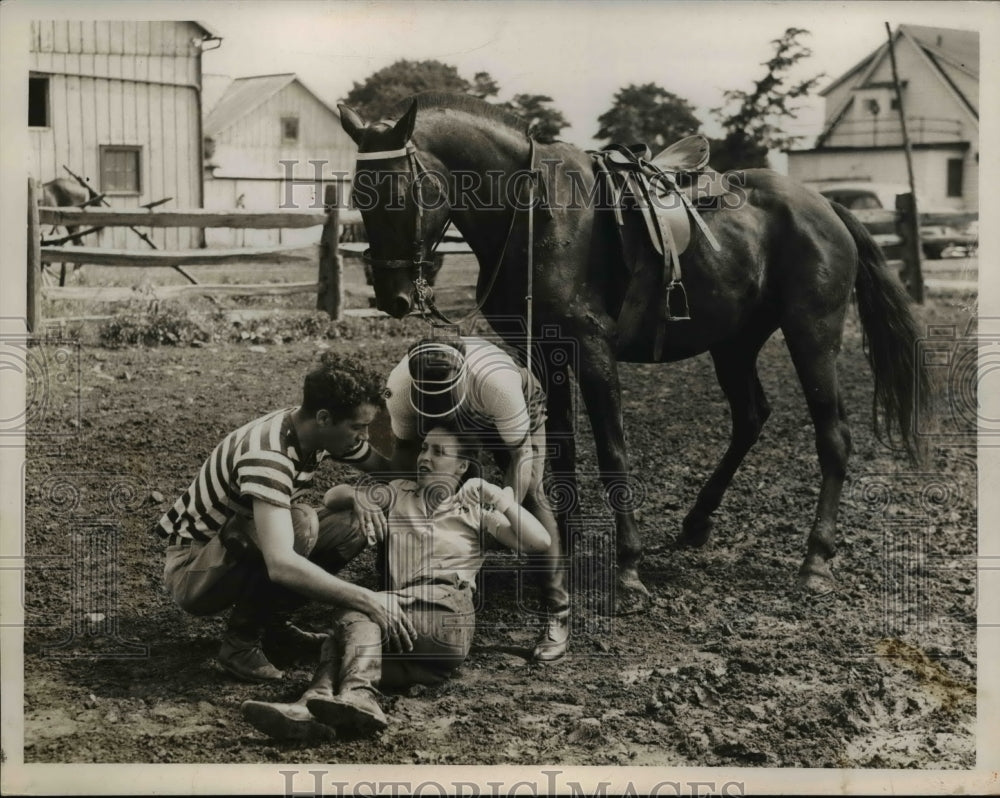 1947 Press Photo Mrs. Dorothy Webber being helped after falling from her horse.
