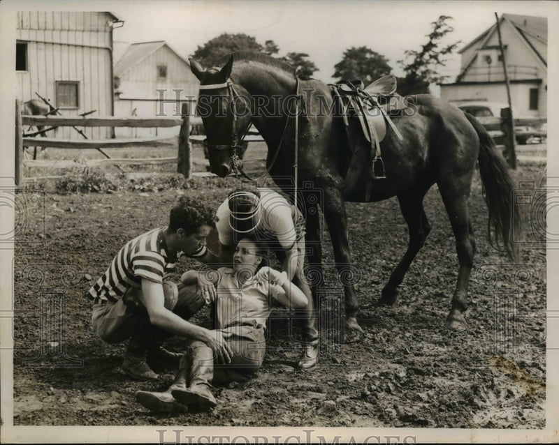 Load image into Gallery viewer, 1947 Press Photo Mrs. Dorothy Webber being helped after falling from her horse.
