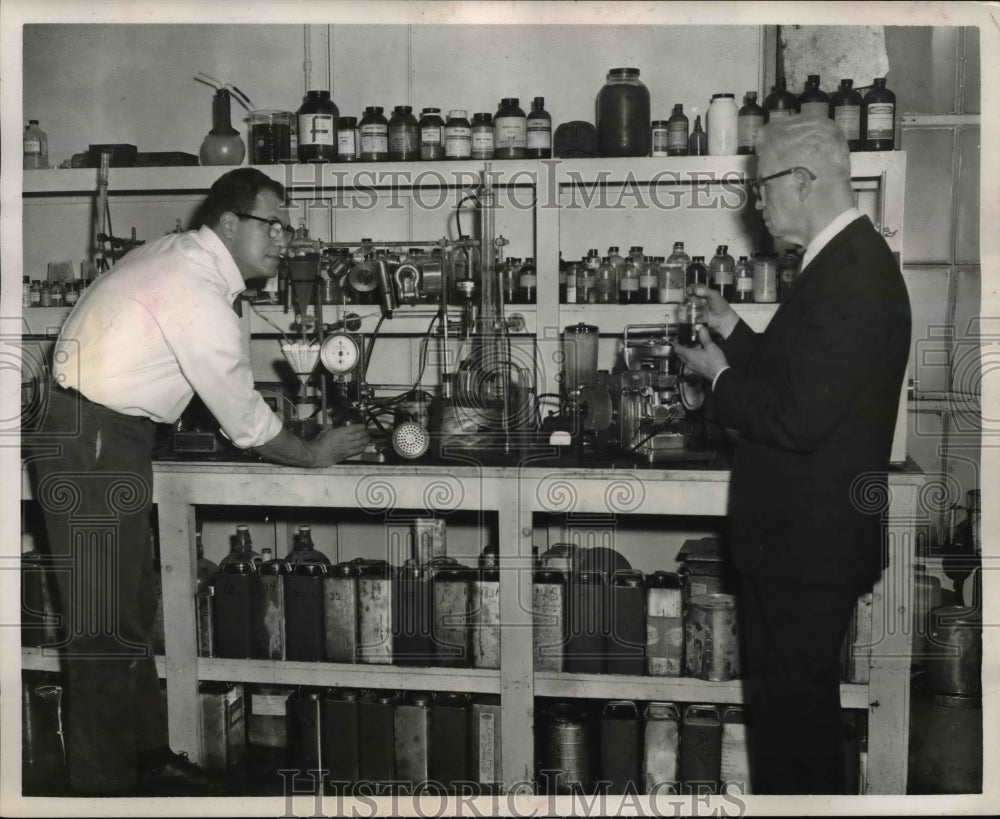 1967 Press Photo John E Wilkey VP Tech Director & Jerry Krotine chemist